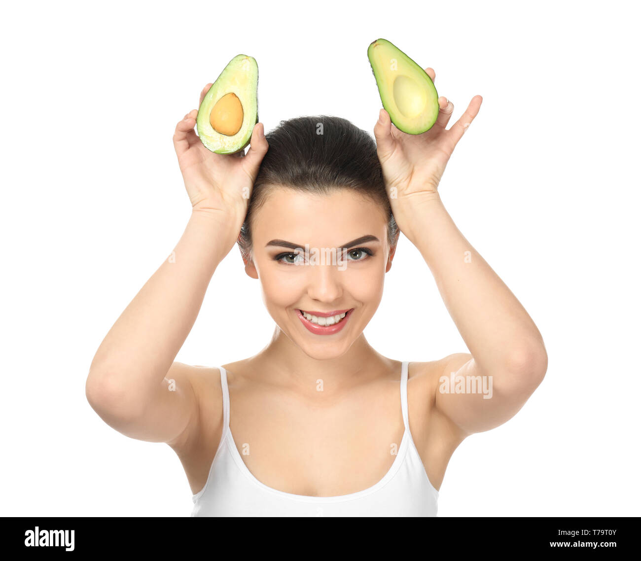 Lustige junge Frau mit Avocado auf weißem Hintergrund Stockfoto