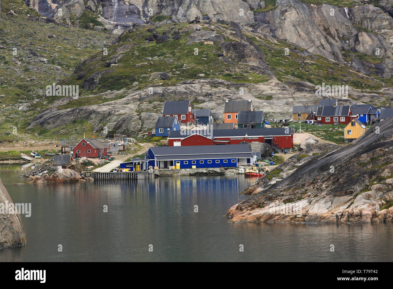 Die Yacht Hafen und Gebäuden bei Aappilattoq, einer kleinen Küstenstadt entlang der Binnengewässer des südlichen Grönland. Stockfoto