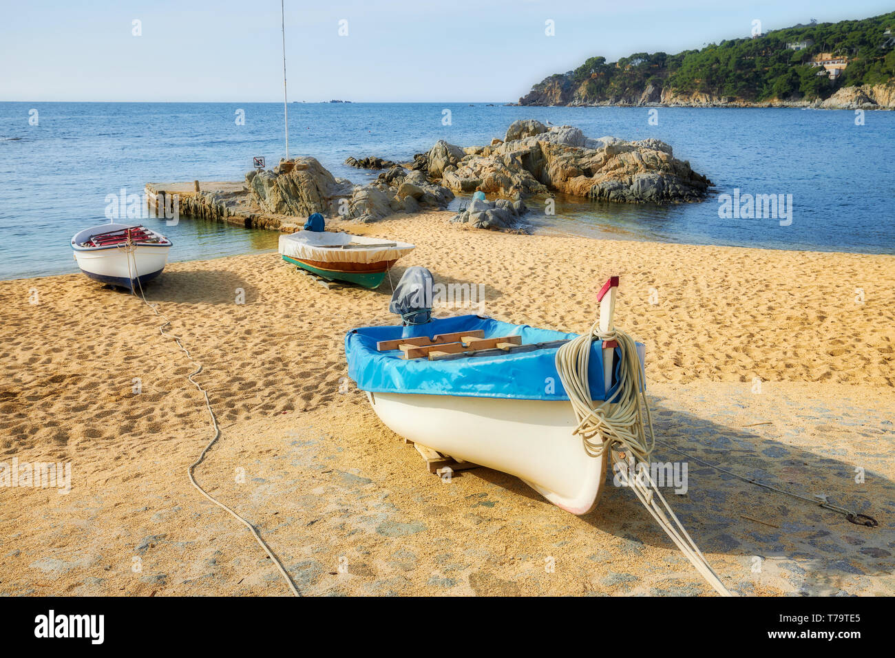 Traditionelle Boote in einer spanischen Stadt Calella de Palafrugell an der Costa Brava. Stockfoto