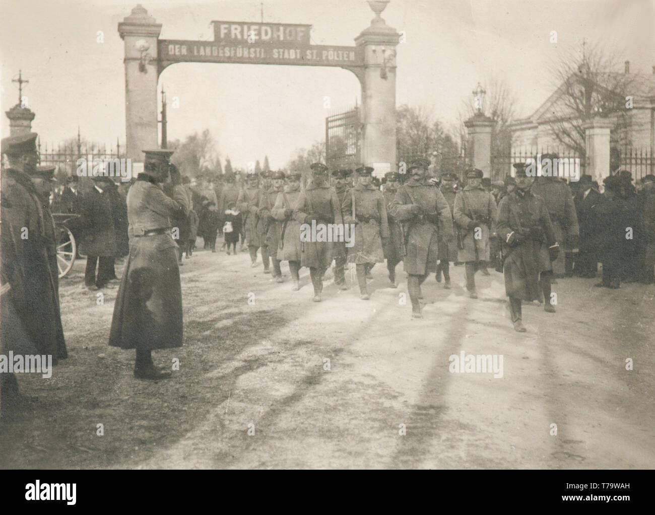 Österreichische Soldaten Friedhof - St. Pölten Station während des Ersten Weltkriegs marschieren Stockfoto