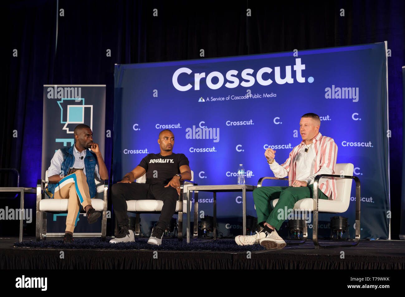 Seattle, Washington: Macklemore, Vornamen Ben Haggerty, spricht während einer Panel im Crosscut Festival. Aktivist und Autor DeRay McKesson führen eine Co Stockfoto