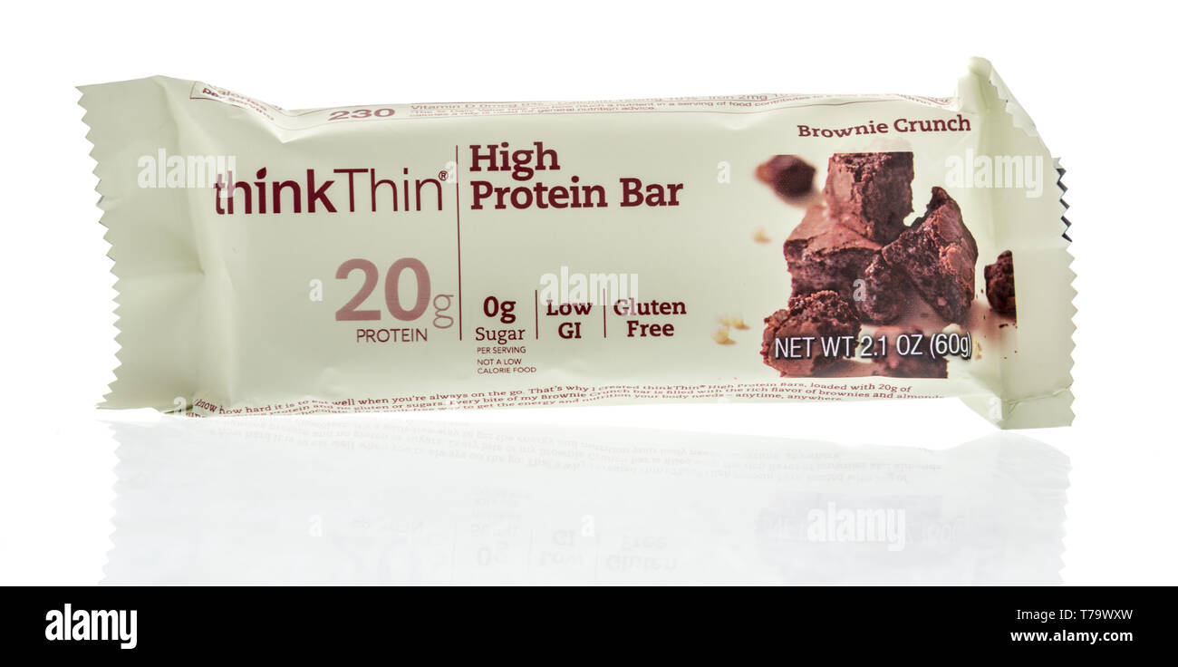 Winneconne, WI - 28. April 2019: ein Paket von Thinkthin High Protein Bar auf einem isolierten Hintergrund. Stockfoto