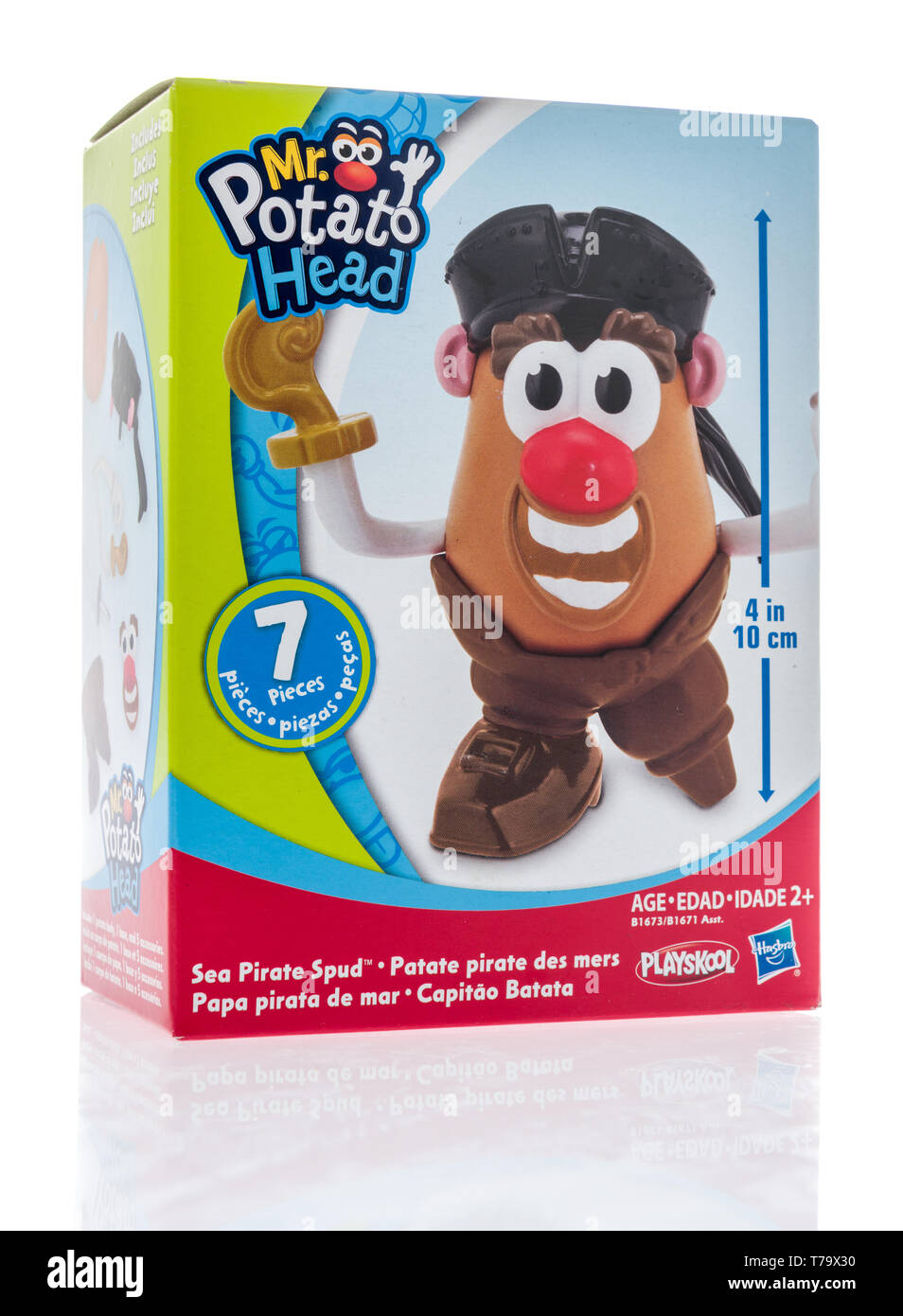 Winneconne, WI - 3. Mai 2019: ein Paket von Mr. Potato Head Spielzeug an einem isolierten Hintergrund Stockfoto