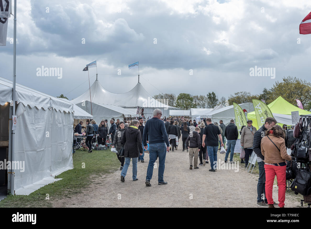 Menschen zu Fuß zwischen den Zelten an Kraemmermarked, einem Flohmarkt in Roskilde, Dänemark, 5. Mai 2019 Stockfoto