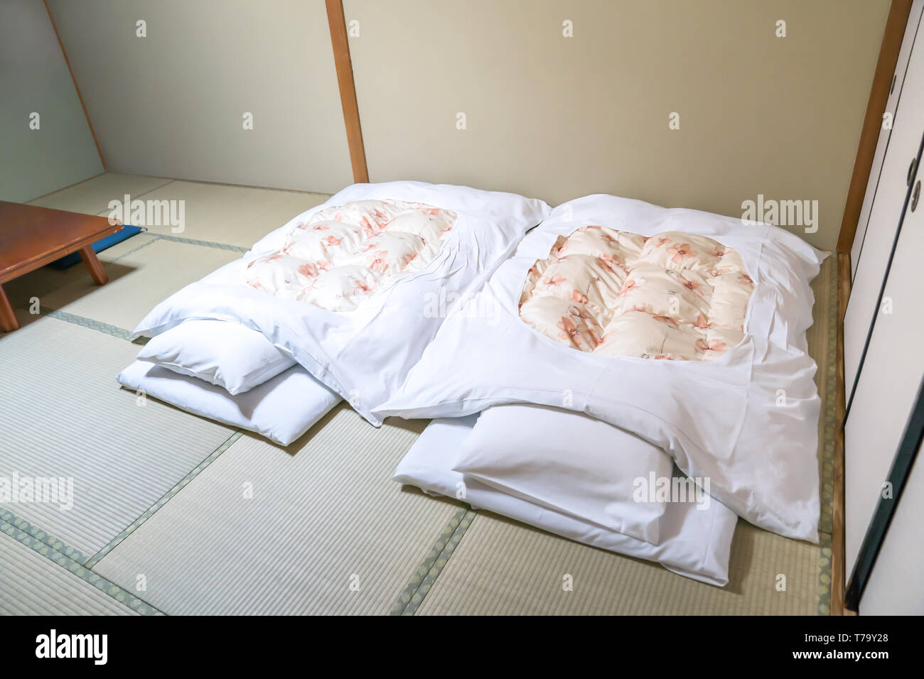 Futon, einem Japanischen wattierte Matratze auf dem Boden gerollt (tatami) für den Einsatz als