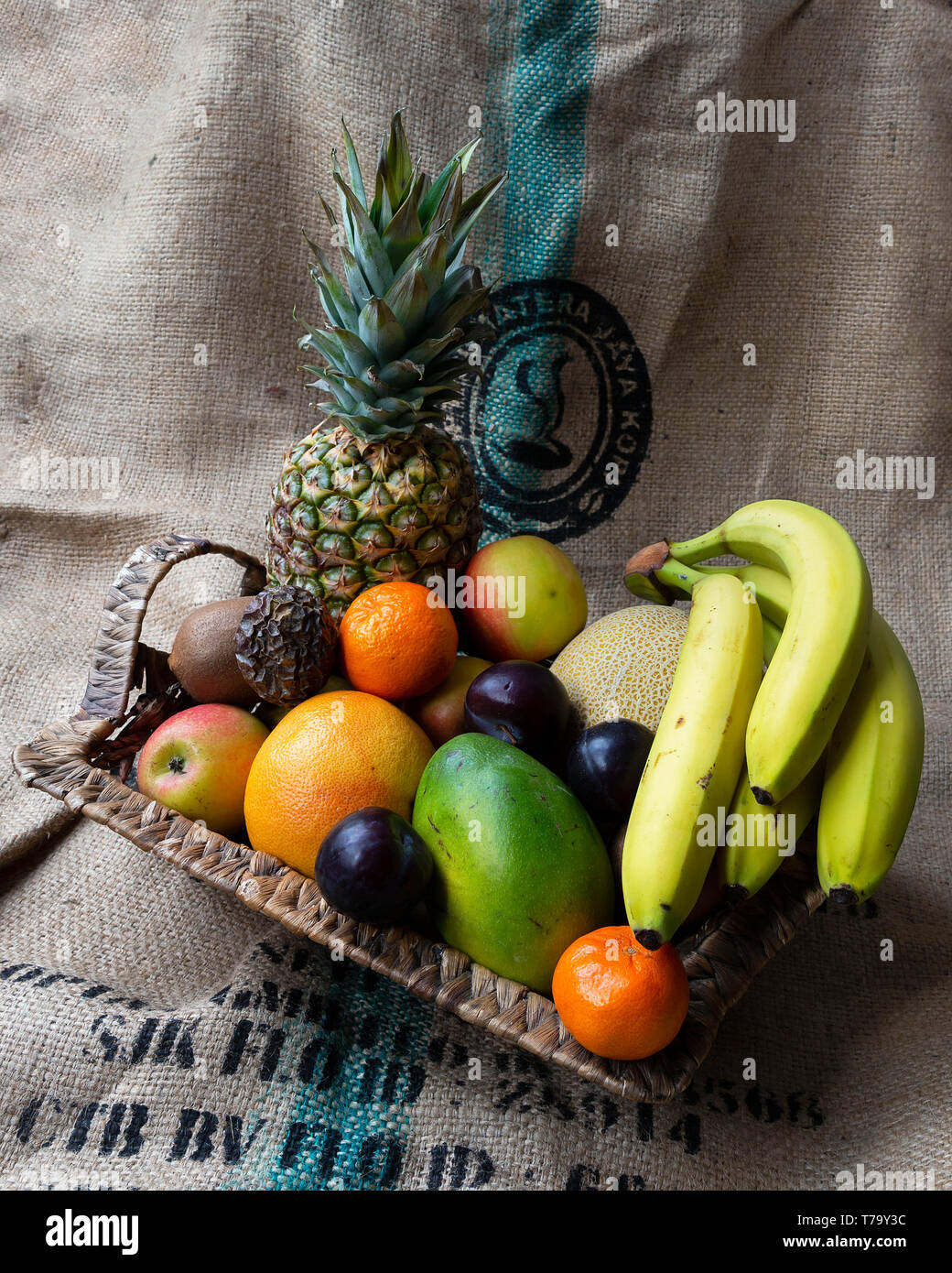 Fenster beleuchtet Obstkorb auf einen Sack Hintergrund Tuch Stockfoto