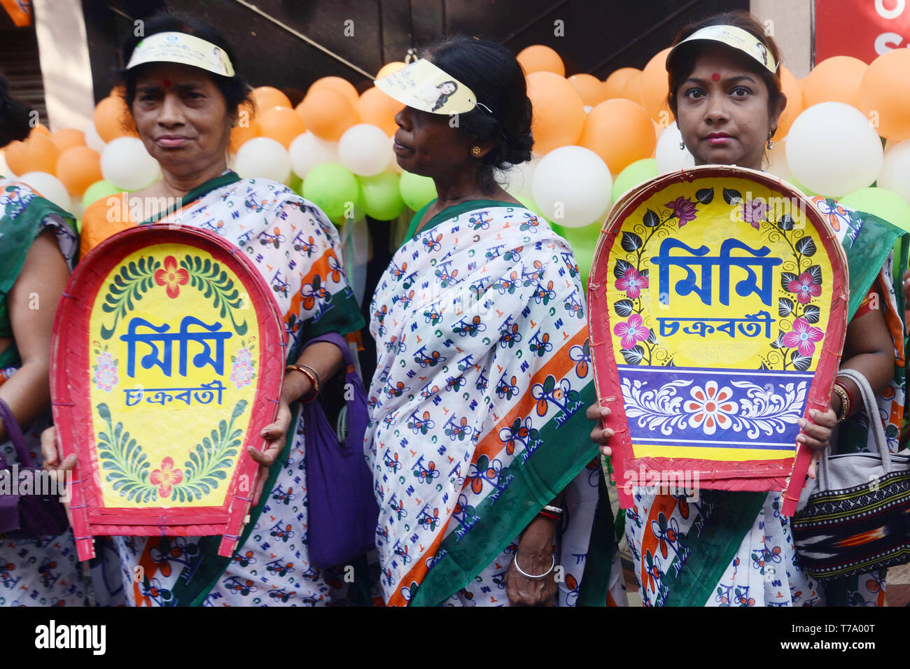 Kolkata, Indien. 05 Mai, 2019. Trinamool Congress oder t.m.c. Frauen Aktivist tragen ihre Partei Farben saree im Wahlkampf von t.m.c. Kandidat für den Wahlkreis Jadavpur Lok Sabha, Mimi Chakraborty vor der Lok Sabha Umfrage. Credit: Saikat Paul/Pacific Press/Alamy leben Nachrichten Stockfoto