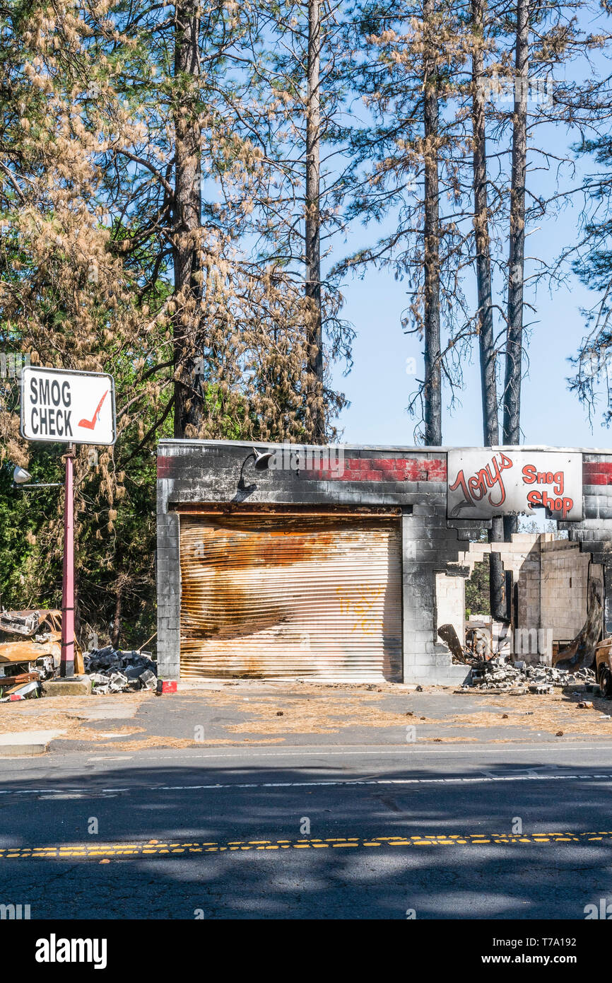 Paradies Kalifornien smog shop Gebäude zerstört durch die Lagerfeuer wildfire, das durch die Bergstadt im Dezember, 2018 brüllte. Der Smog shop Stockfoto