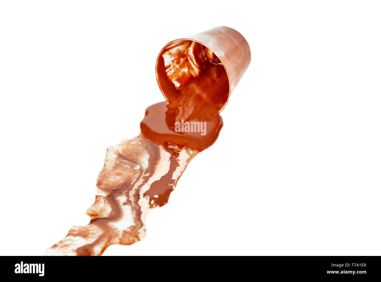 Kleine Schüssel aus Backstein mit roter Acrylfarbe Festlegung auf seiner Seite isoliert auf weißem Stockfoto
