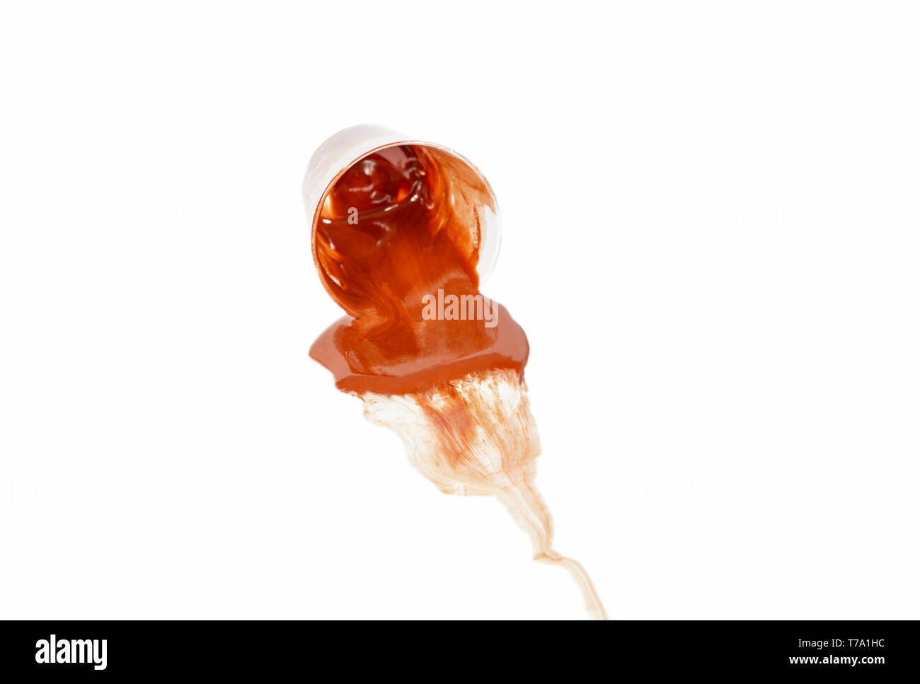 Kleine Schüssel aus Backstein mit roter Acrylfarbe Festlegung auf seiner Seite isoliert auf weißem Stockfoto