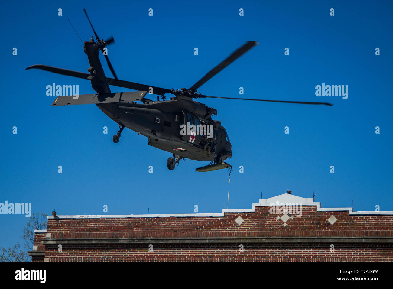 Ein U.S. Army UH-60 Black Hawk Hubschrauber Hebezeuge einer Übungspuppe für Patienten auf dem Dach Extraktion während Wächter Antwort 19 bei muscatatuck Urban Training Center, Indiana, Mai 05, 2019. Guardian Reaktion ist eine gemeinsame, multi-Übung, durch die 78 Abteilung Weiterbildung gesteuert, und es enthält mehr als 9.000 Service Mitglieder aus dem ganzen Land und Tests, die Fähigkeit der Armee finden in der Verteidigung Unterstützung der zivilen Behörden (DSCA) Programm im Falle eines chemischen, biologischen, radiologischen oder nuklearen Katastrophe zu beteiligen. Unter der DSCA-Programm, das Verteidigungsministerium Stockfoto