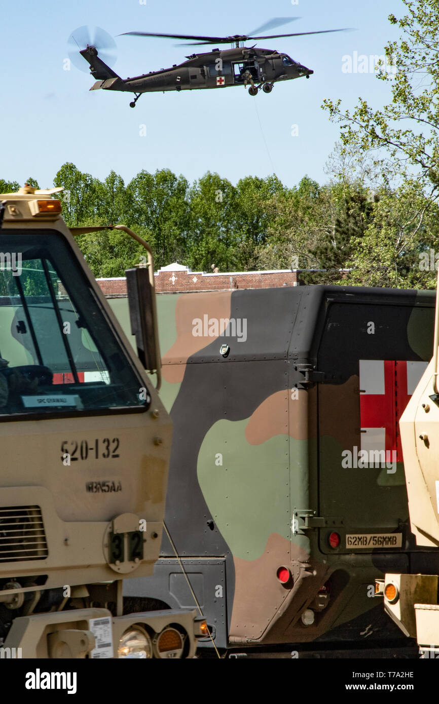 Us-Armee Reservisten Durchführen einer Hubvorrichtung Extraktion eines simulierten Unfall in einem Bereich mit chemischen, biologischen, radiologischen oder nuklearen Kontamination bei Muscatacuck Urban Training Center, in der Nähe von Butlerville, Ind., 5. Mai 2019. Guardian Antwort 19 ist eine gemeinsame, multi-component Training durch die amerikanische Armee Finden 78th Abteilung Weiterbildung gesteuert und verfügt über mehr als 9.000 Service Mitglieder aus dem ganzen Land. Die Übung testet die Fähigkeit des US-Militärs zu einem chemischen, biologischen, radiologischen oder nuklearen Katastrophe als Teil der Verteidigung Unterstützung der Zivilgesellschaft Authorit Stockfoto