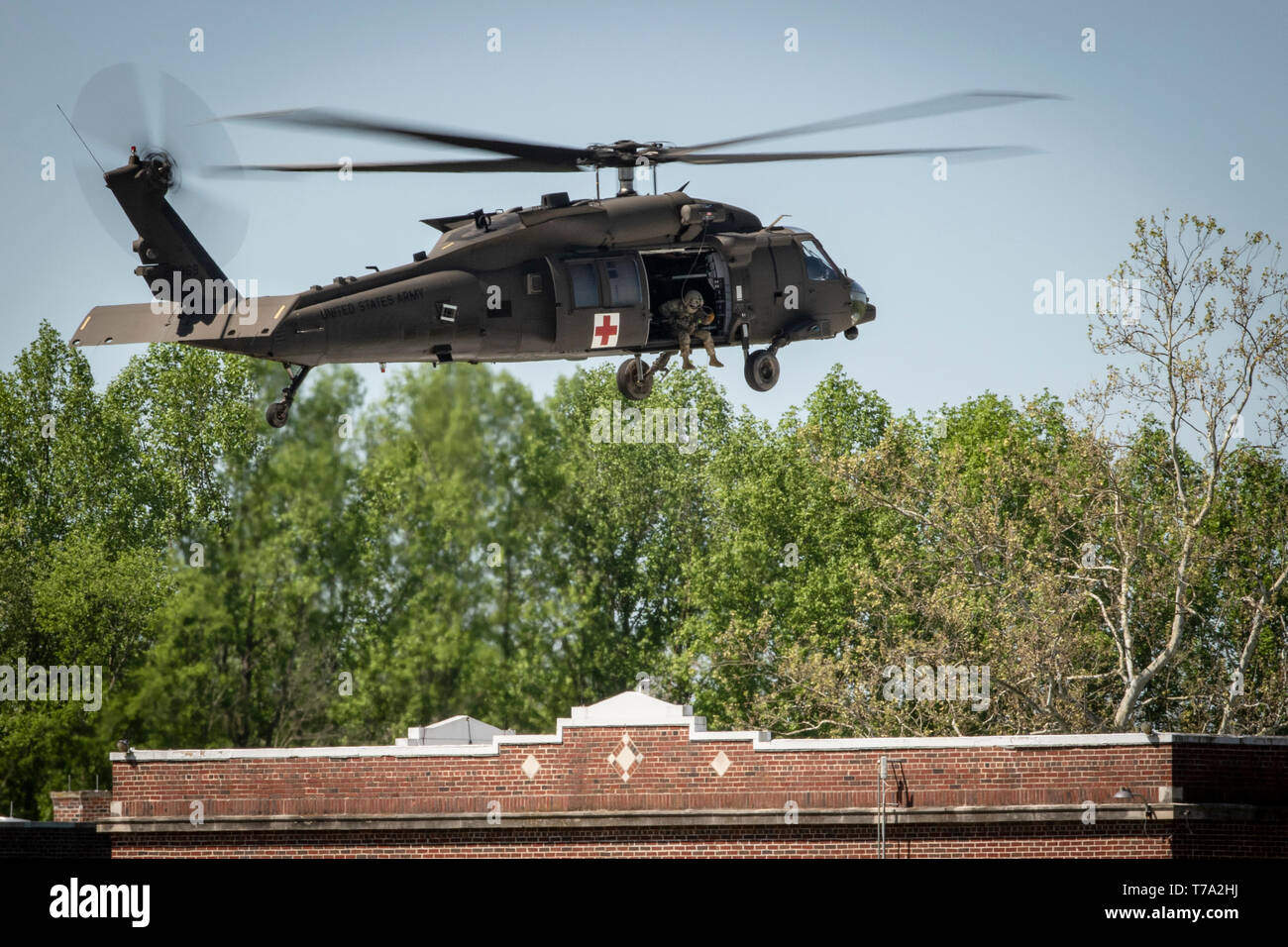 Us-Armee Reservisten Durchführen einer Hubvorrichtung Extraktion eines simulierten Unfall in einem Bereich mit chemischen, biologischen, radiologischen oder nuklearen Kontamination bei Muscatacuck Urban Training Center, in der Nähe von Butlerville, Ind., 5. Mai 2019. Guardian Antwort 19 ist eine gemeinsame, multi-component Training durch die amerikanische Armee Finden 78th Abteilung Weiterbildung gesteuert und verfügt über mehr als 9.000 Service Mitglieder aus dem ganzen Land. Die Übung testet die Fähigkeit des US-Militärs zu einem chemischen, biologischen, radiologischen oder nuklearen Katastrophe als Teil der Verteidigung Unterstützung der Zivilgesellschaft Authorit Stockfoto