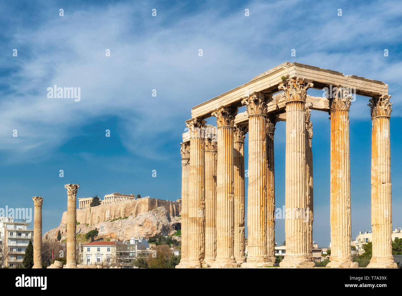 Tempel des Olympischen Zeus und die Akropolis in Athen, Griechenland. Stockfoto