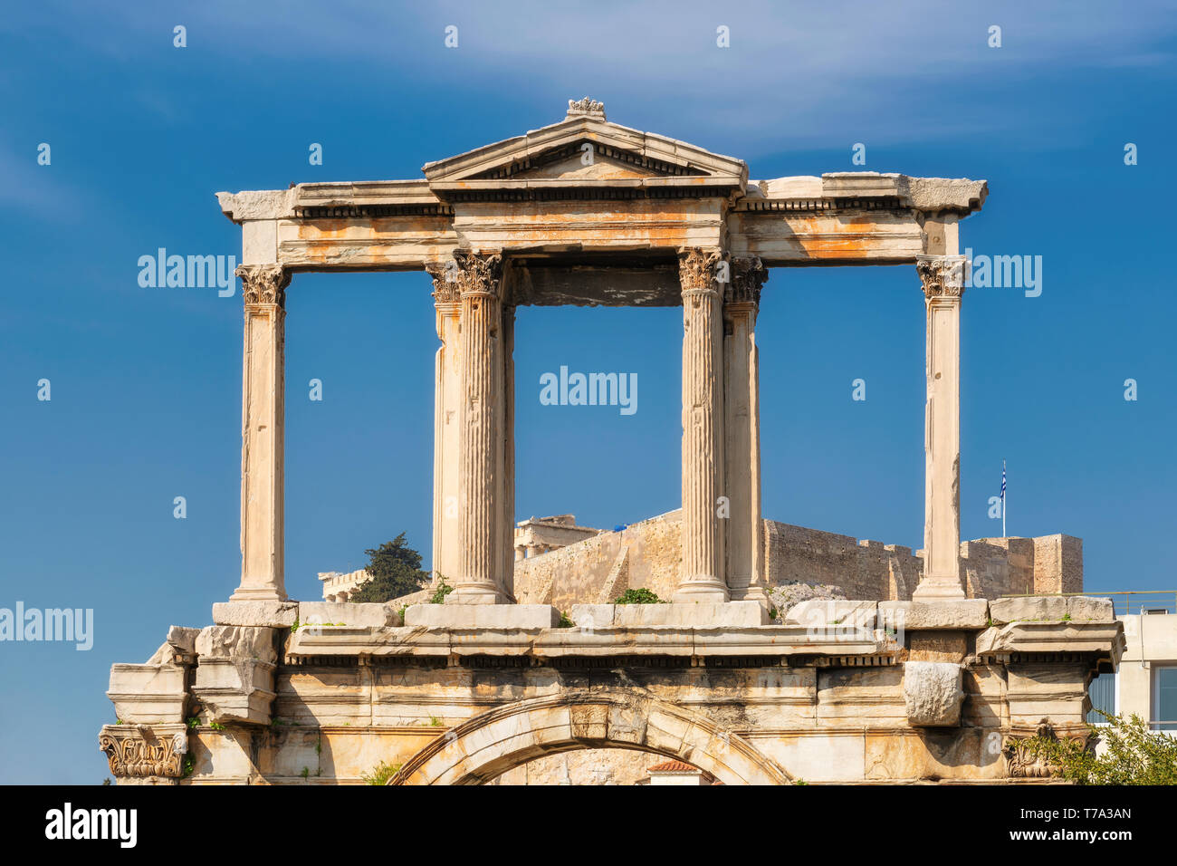 Bogen des Olympischen Zeus Tempel und die Akropolis in Athen, Griechenland. Stockfoto
