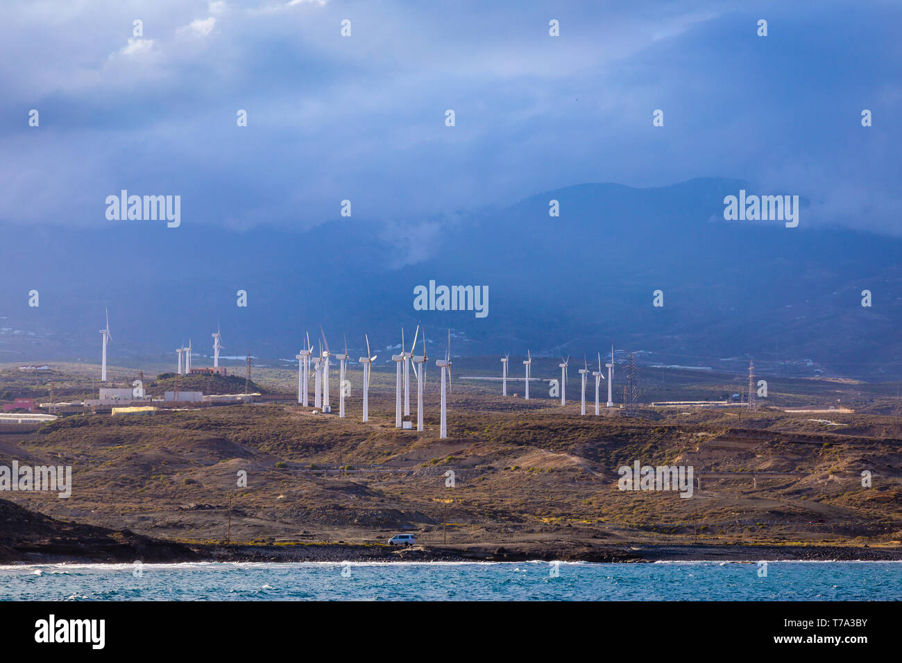 Windkraftanlagen auf der Insel als ökologische Quelle billiger Energie. Teneriffa, Kanarische Inseln, Spanien Stockfoto
