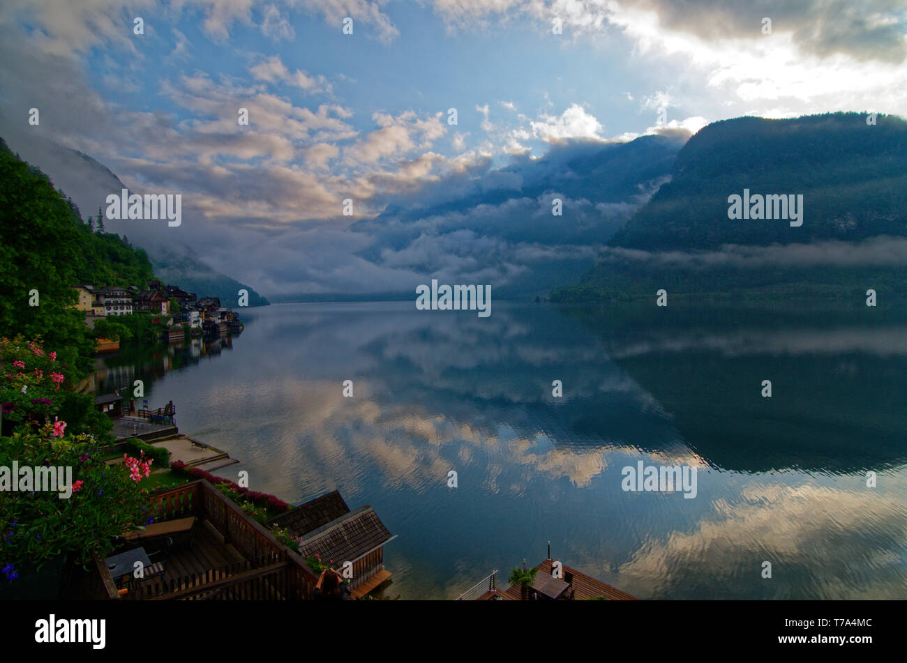 Am frühen Morgen Blick über Hallsatter Siehe (Hallstätter See) mit Reflexionen von niedrigen Wolken im Wasser, vom Seehotel Gruner Baum Balkon genommen Stockfoto