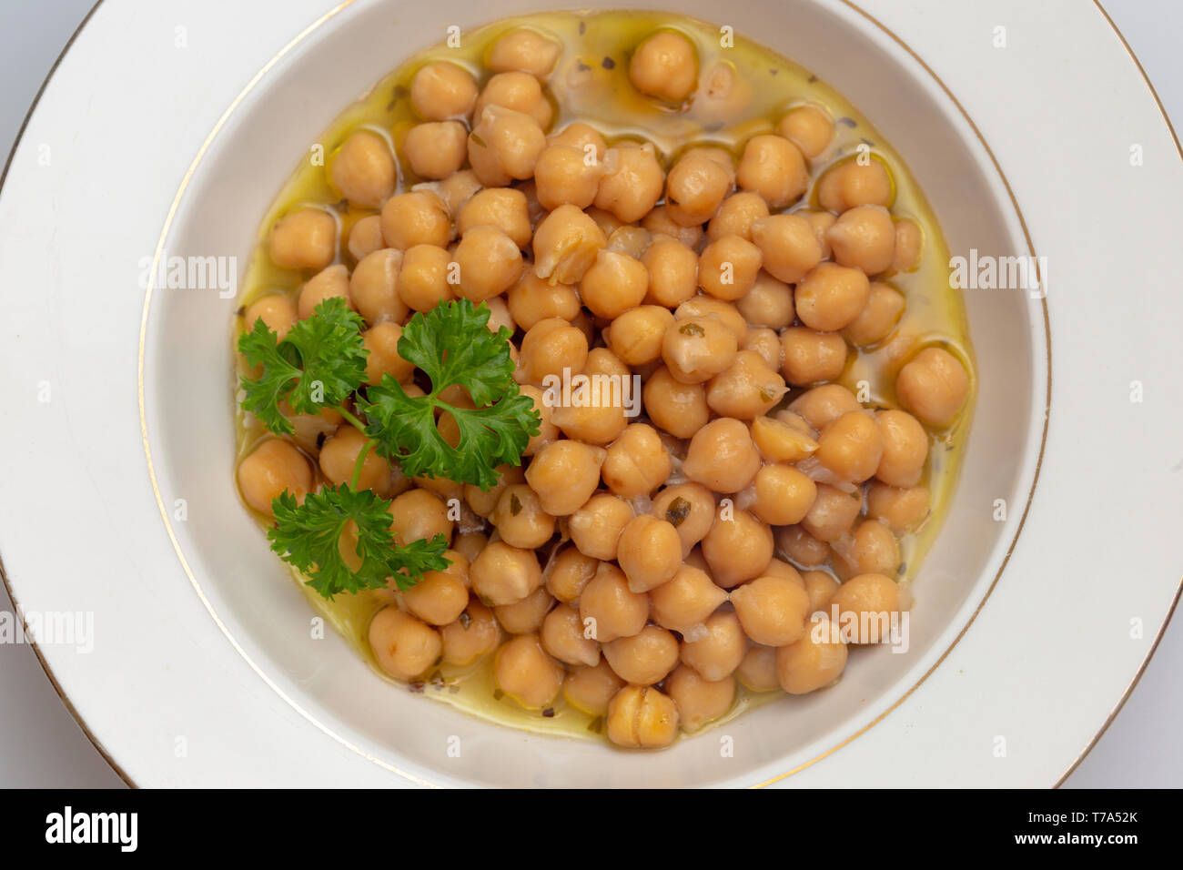 Griechische Kichererbsen Suppe (revithia soupa) mit Petersilie garniert. Es ist mit Olivenöl, Zwiebeln, Wasser, Oregano, Knoblauch, Lorbeer, Zitronensaft, Mehl und Stockfoto