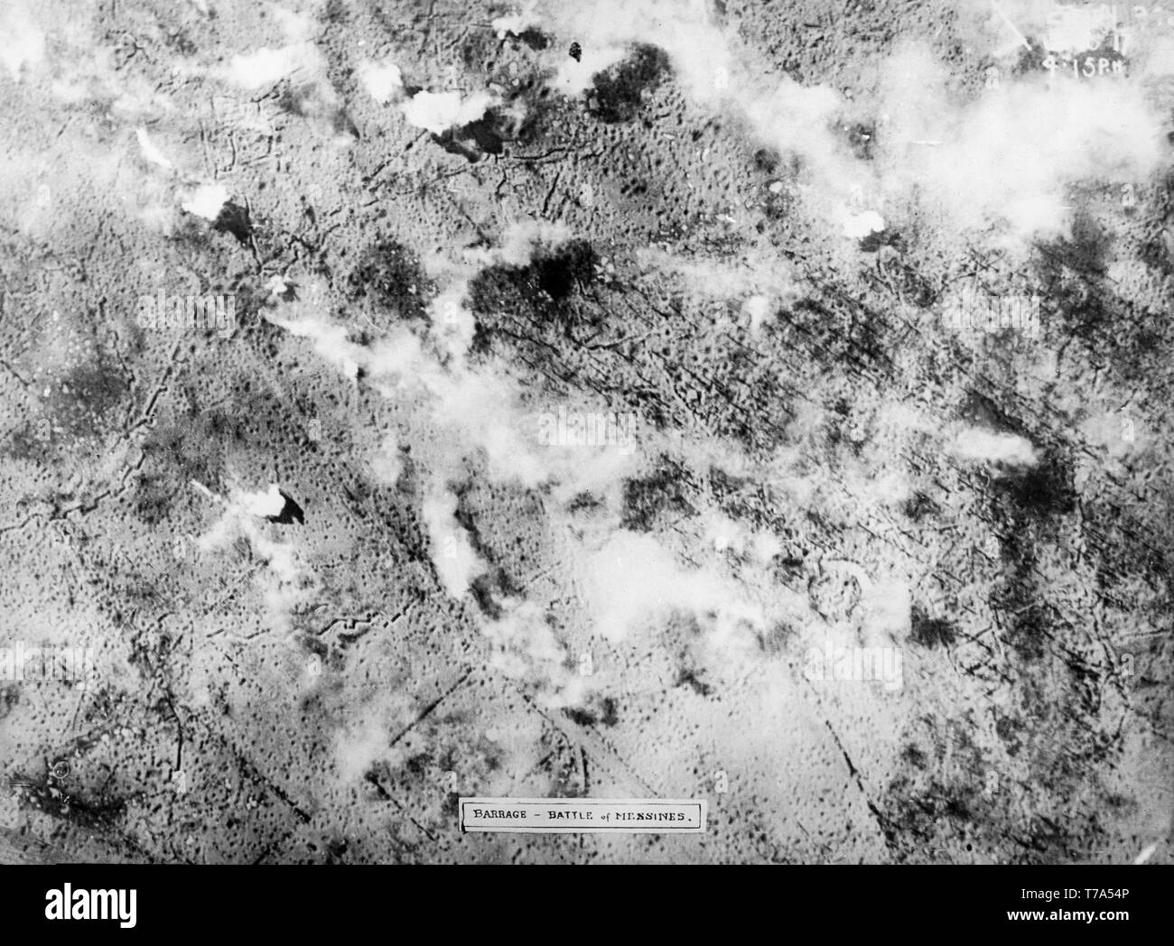 Eine zeitgenössische britische schwarz und weiß Luftaufnahme 1917 während des Zweiten Weltkrieges eine getroffen, die die Zerstörung durch die massive Bombardierung und Beschuss Kampagne auf dem Dorf Messiness in der Nähe von Flandern in Belgien hervorgerufen. Stockfoto