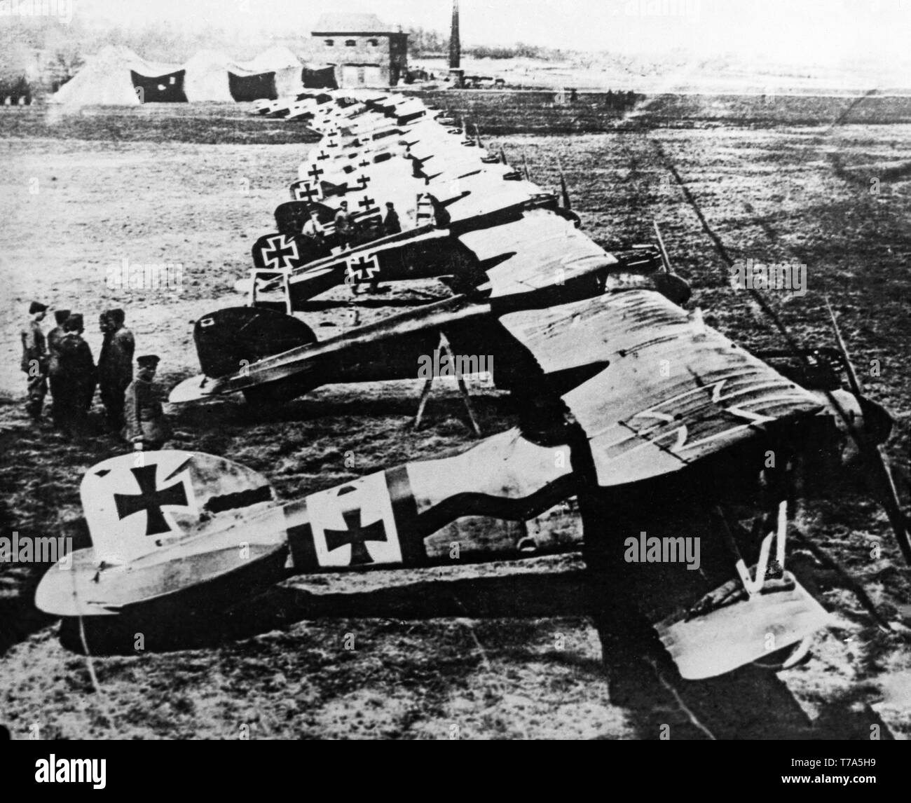 Deutsche Luftwaffe Albatross D.III Kampfflugzeuge aufgereiht, die in Douai in Frankreich während des Zweiten Weltkrieges ein. Diese Flugzeuge wurden ab 1916 durch die deutschen Truppen eingesetzt. Stockfoto