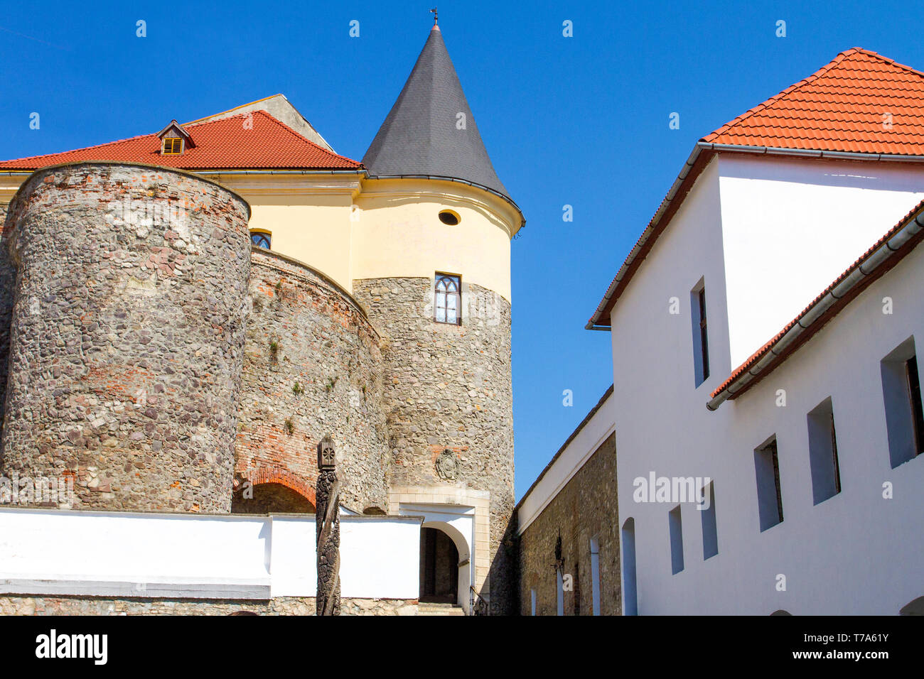 Bild von einem großen Innenhof der Alten Burg Palanok in der Stadt Mukachevo Ukraine Stockfoto