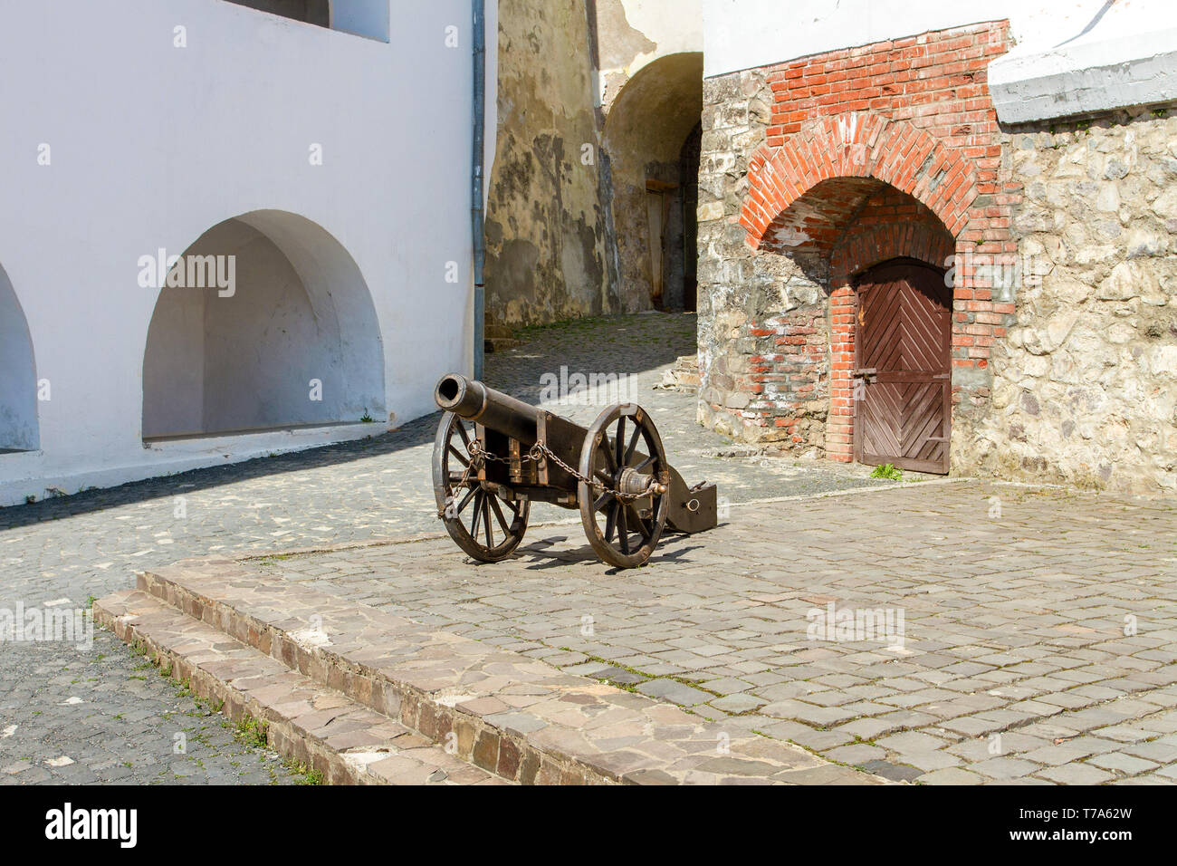 Bild eines alten Kanone im Innenhof der Burg Palanok in der Stadt Mukachevo Ukraine Stockfoto