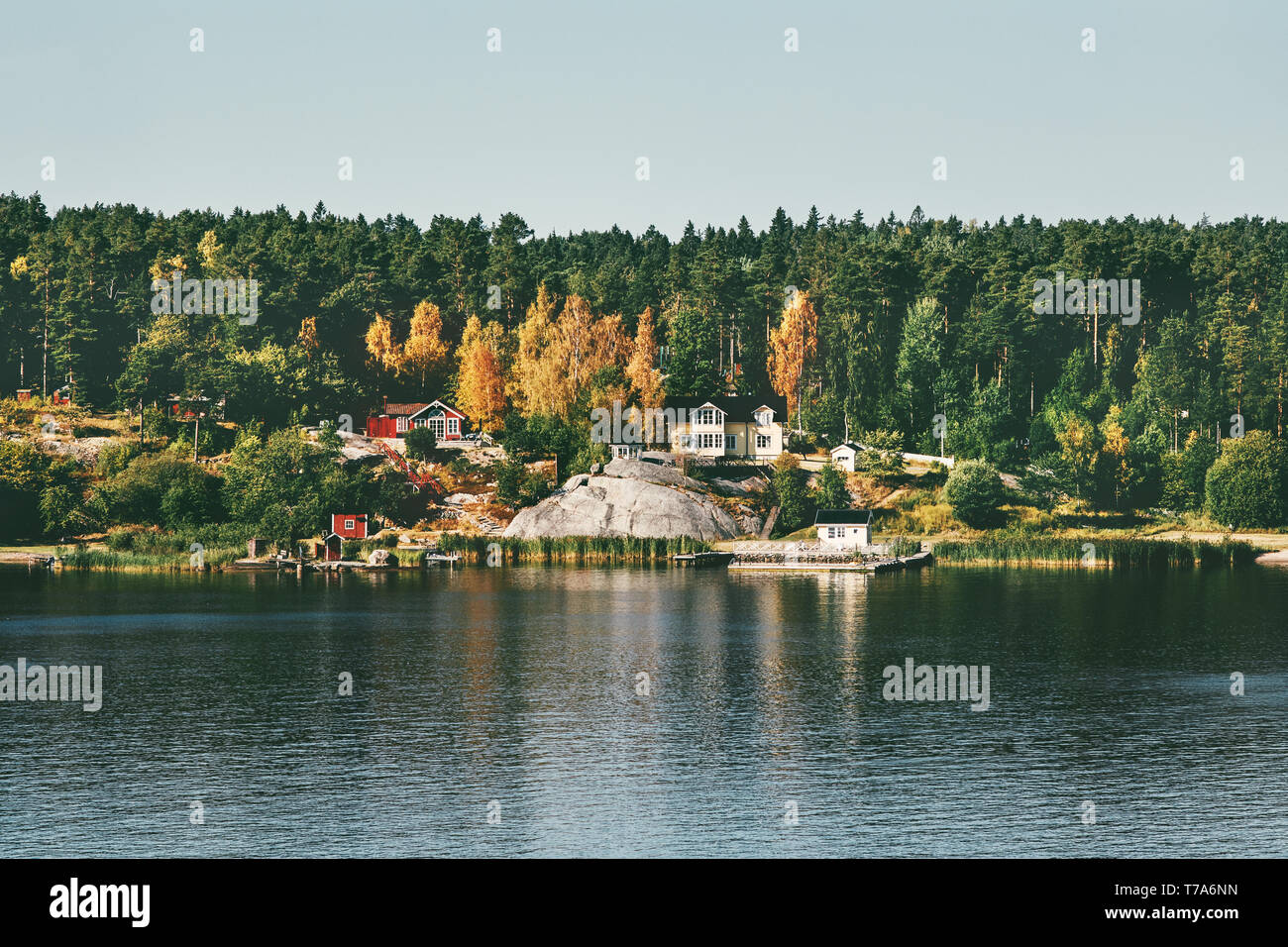 Häuser in Nadelwald Meerblick skandinavischen Landschaft Reisen malerische Natur Stockfoto