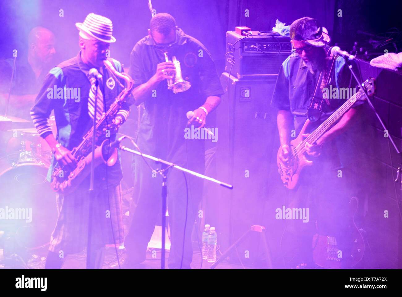 Fisbone ursprünglichen Mitglieder Angelo Moore (Sax), Walter Kibby (Trompete) und Norwood Fisher (Bass) Stockfoto