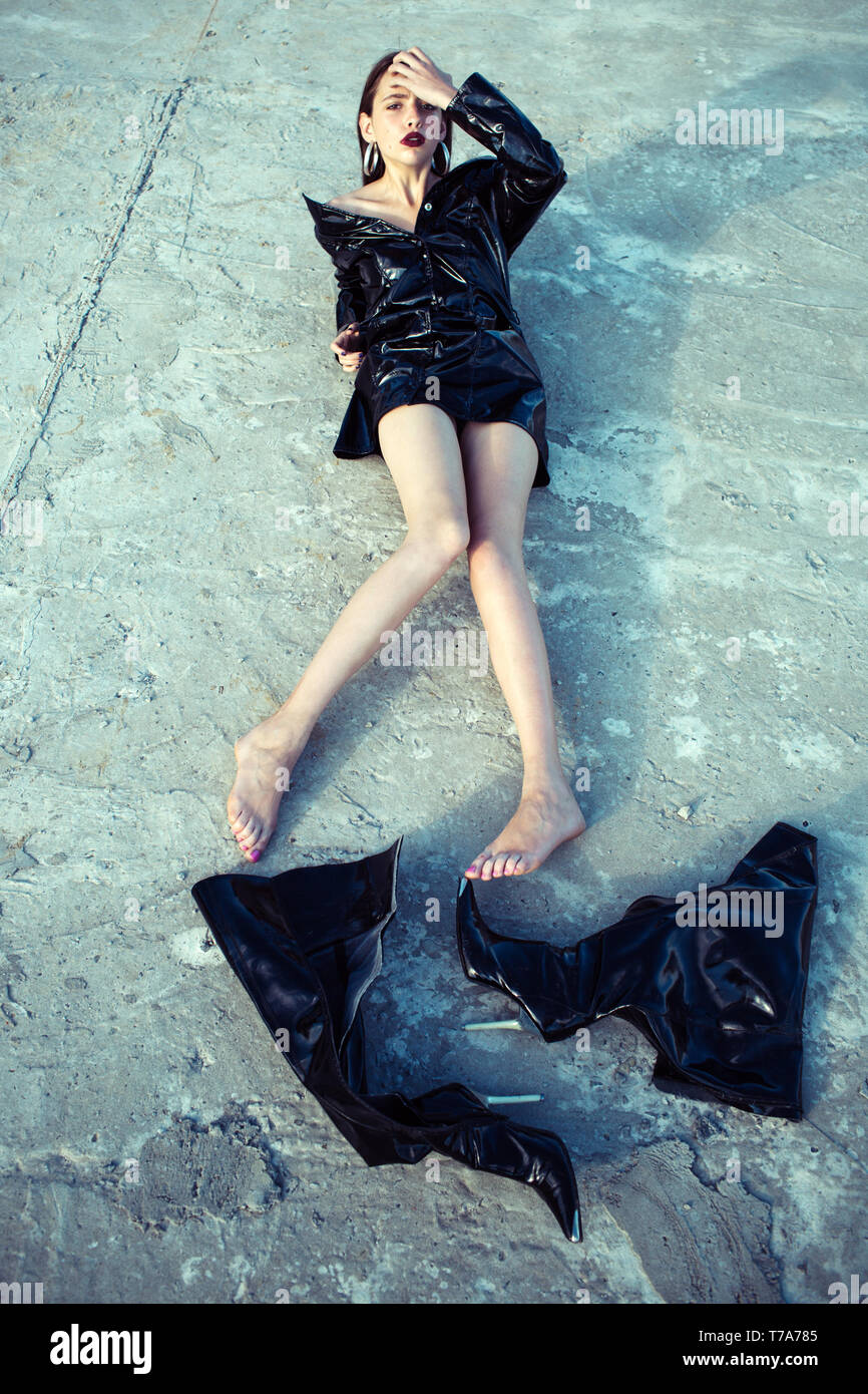 Frau in Schwarz latex Jacke, barfuß, ohne Schuhe, Mode Stockfotografie -  Alamy