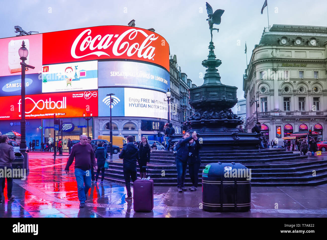 16+ Piccadilly Circus London Sehenswürdigkeiten Gif