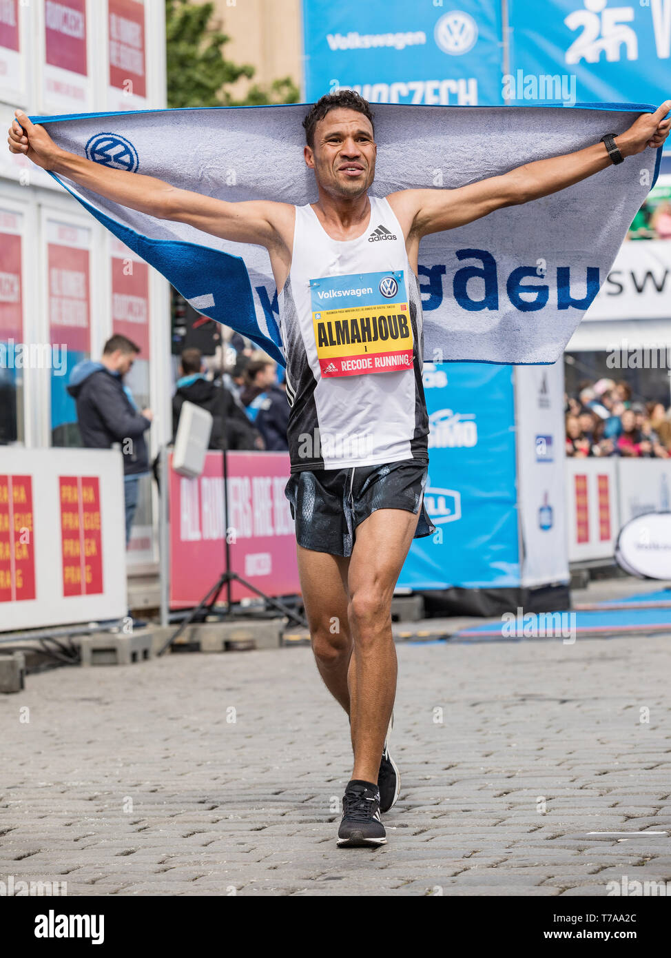 Prag, tschechische Republik - 5. Mai 2019: Almahjoub Dazza bei Marathon beenden. Sieger des Jubiläums 25. jährlichen Volkswagen Prague Marathon in 2:05:58. Die Stockfoto