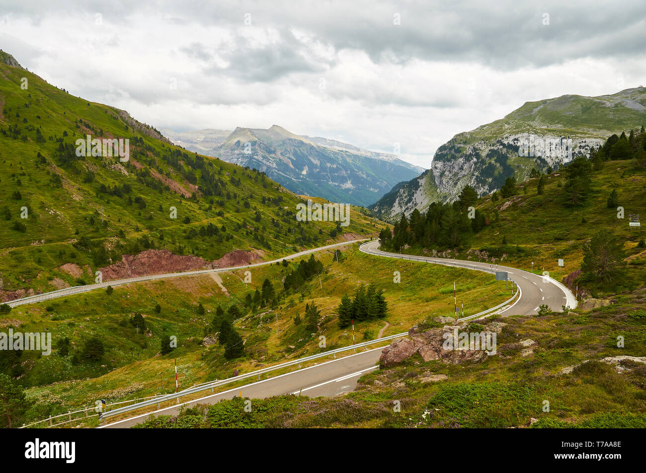 Blick vom Col du Somport Bergpass mit dem Gipfel La Moleta und dem Kessel Iserías im Hintergrund (Somport, Pyrenäen, Jacetania, Huesca, Aragon, Spanien) Stockfoto