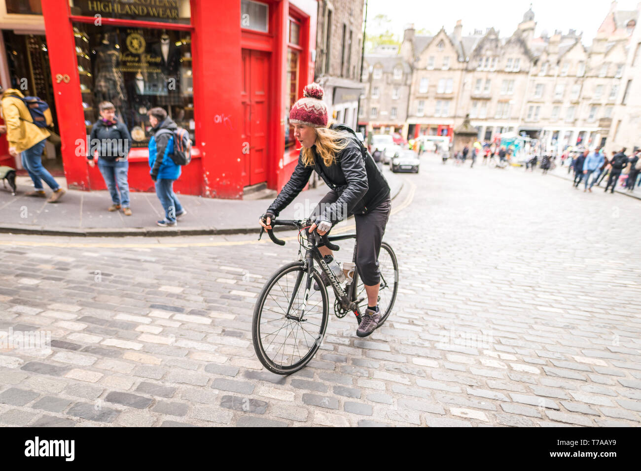 Sun vom 5. Mai 2019. Edinburgh, Großbritannien. Aktive Nation Kommissar für Schottland Lee Craigie Zyklen bis Victoria Street als Teil der Stadt den ersten offenen Straßen. Stockfoto