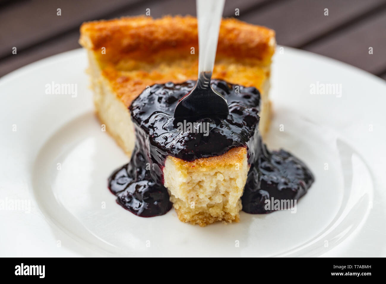 Cashewkerne und Mandeln basierte Veganer Käsekuchen mit Heidelbeeren Sauce Stockfoto