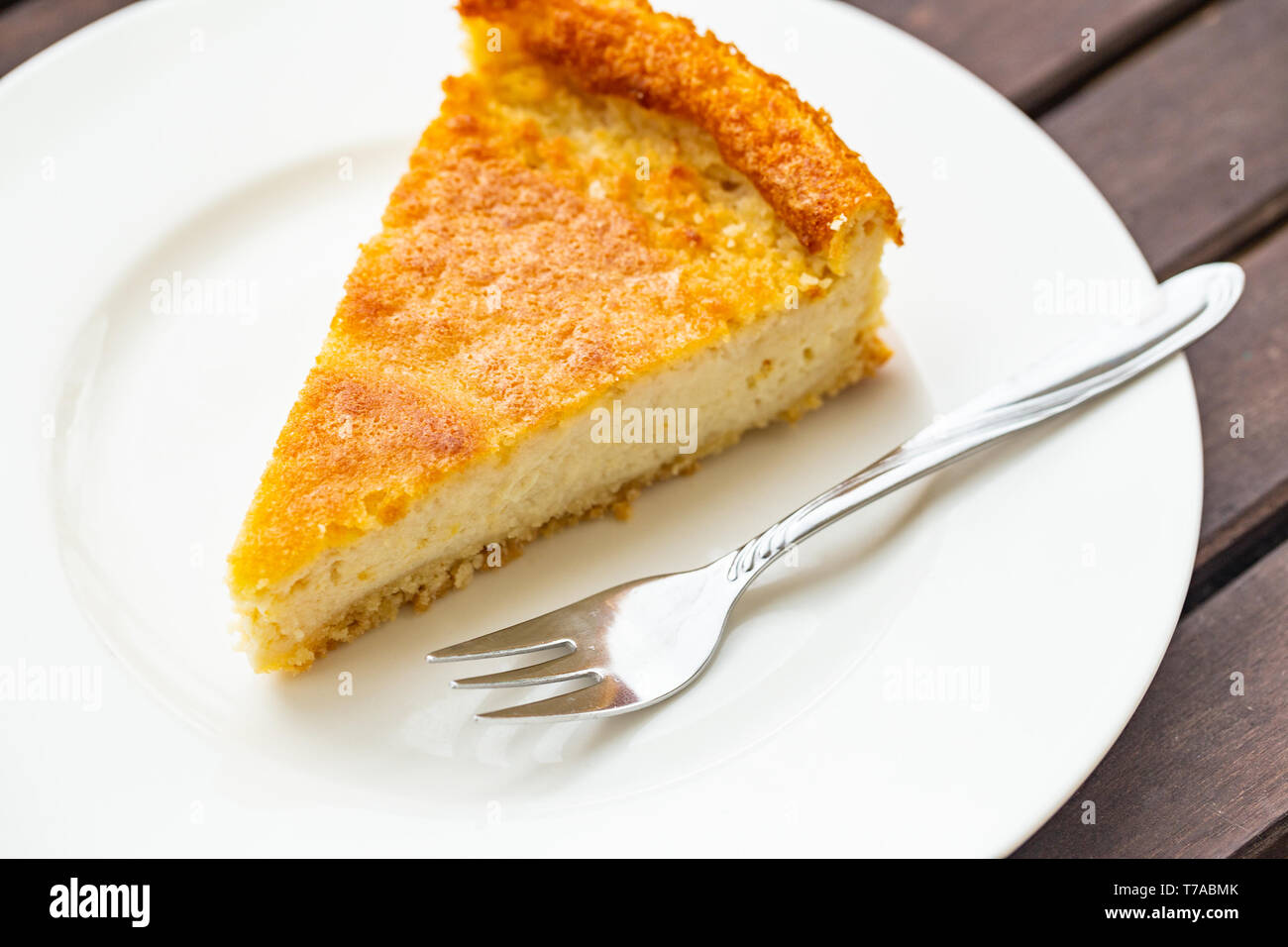 Cashewkerne und Mandeln basierte Veganer Käsekuchen mit Heidelbeeren Sauce Stockfoto