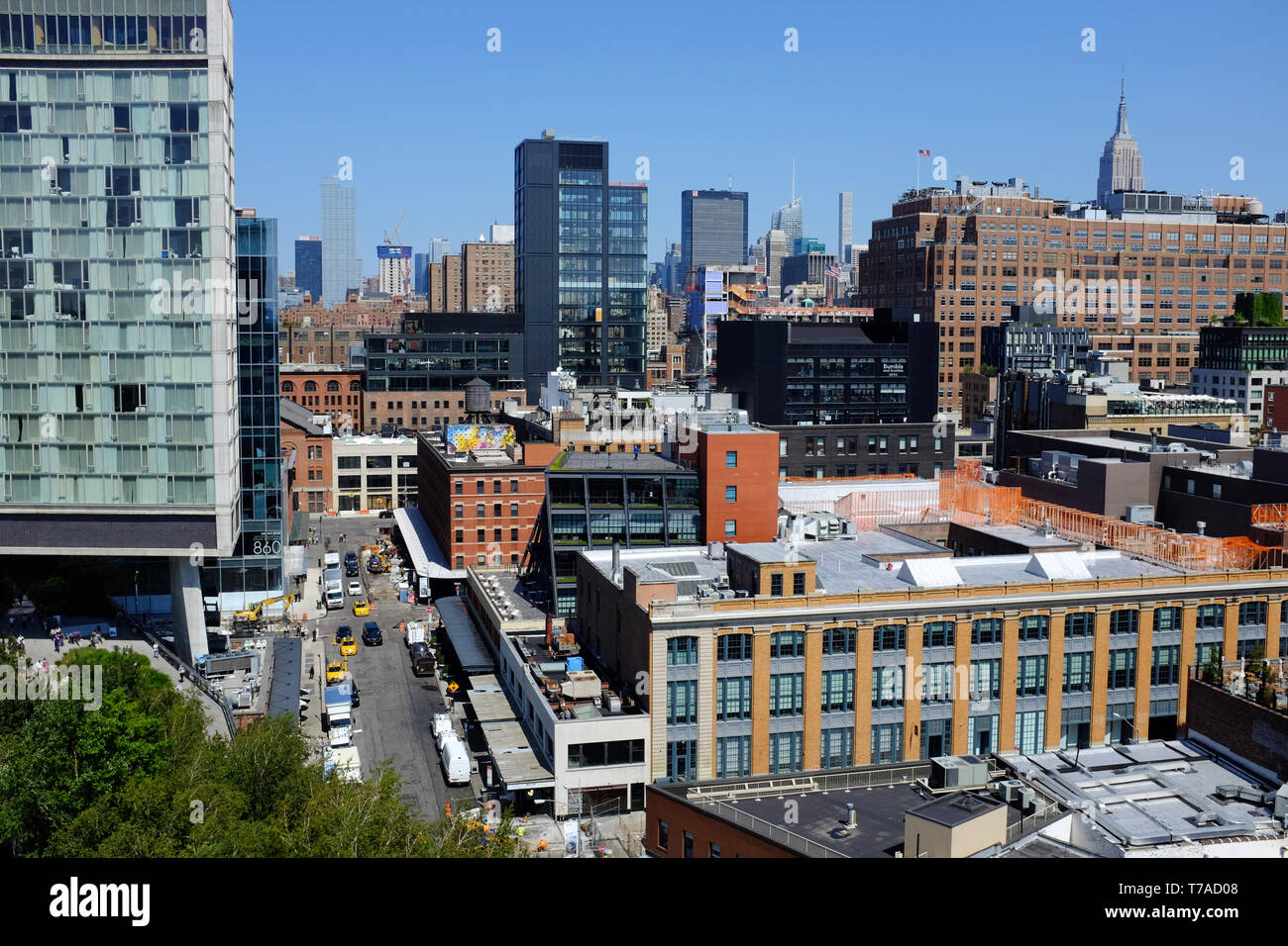 Dachterrasse mit Blick auf den Meatpacking District und Chelsea Stadtteil von Manhattan mit dem Standard Hotel in Vordergrund. New York City, USA. Stockfoto