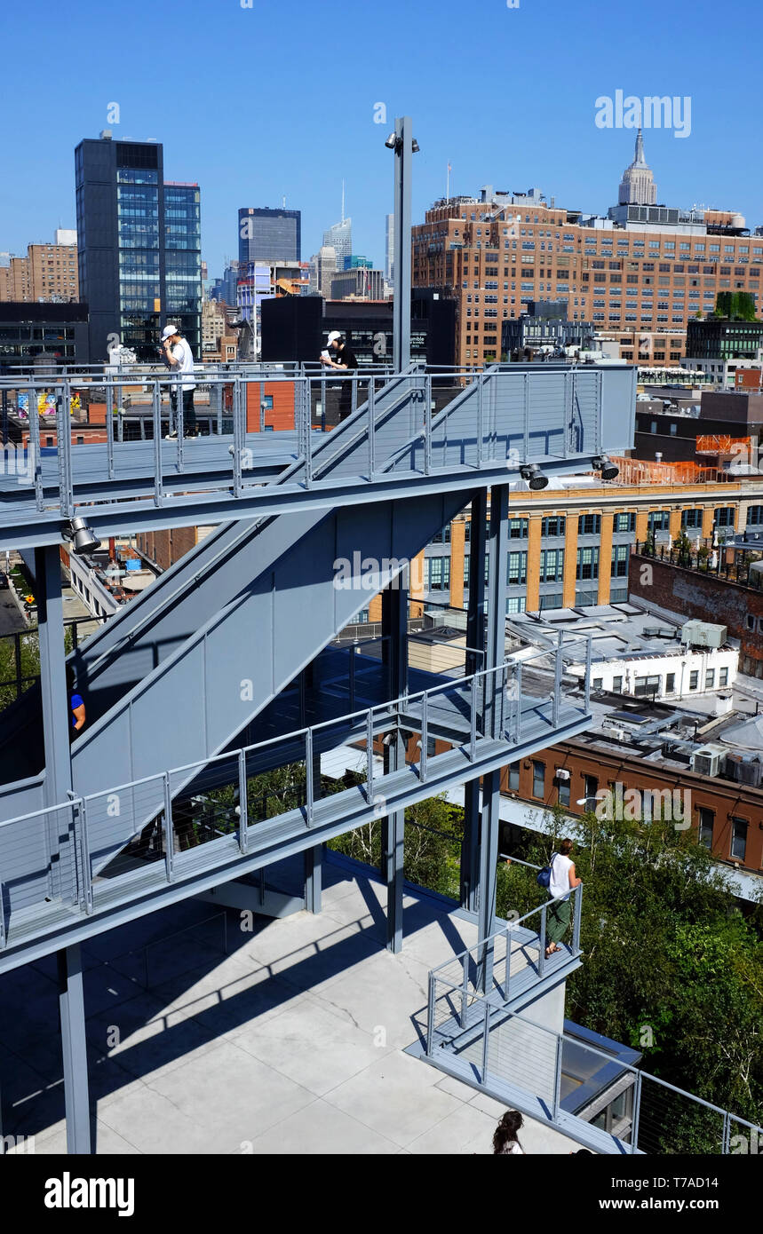 Besucher auf Treppen im Außenbereich und auf der Terrasse des Whitney Museum für amerikanische Kunst mit Meatpacking und Chelsea Bezirk im Hintergrund. New York City, USA. Stockfoto