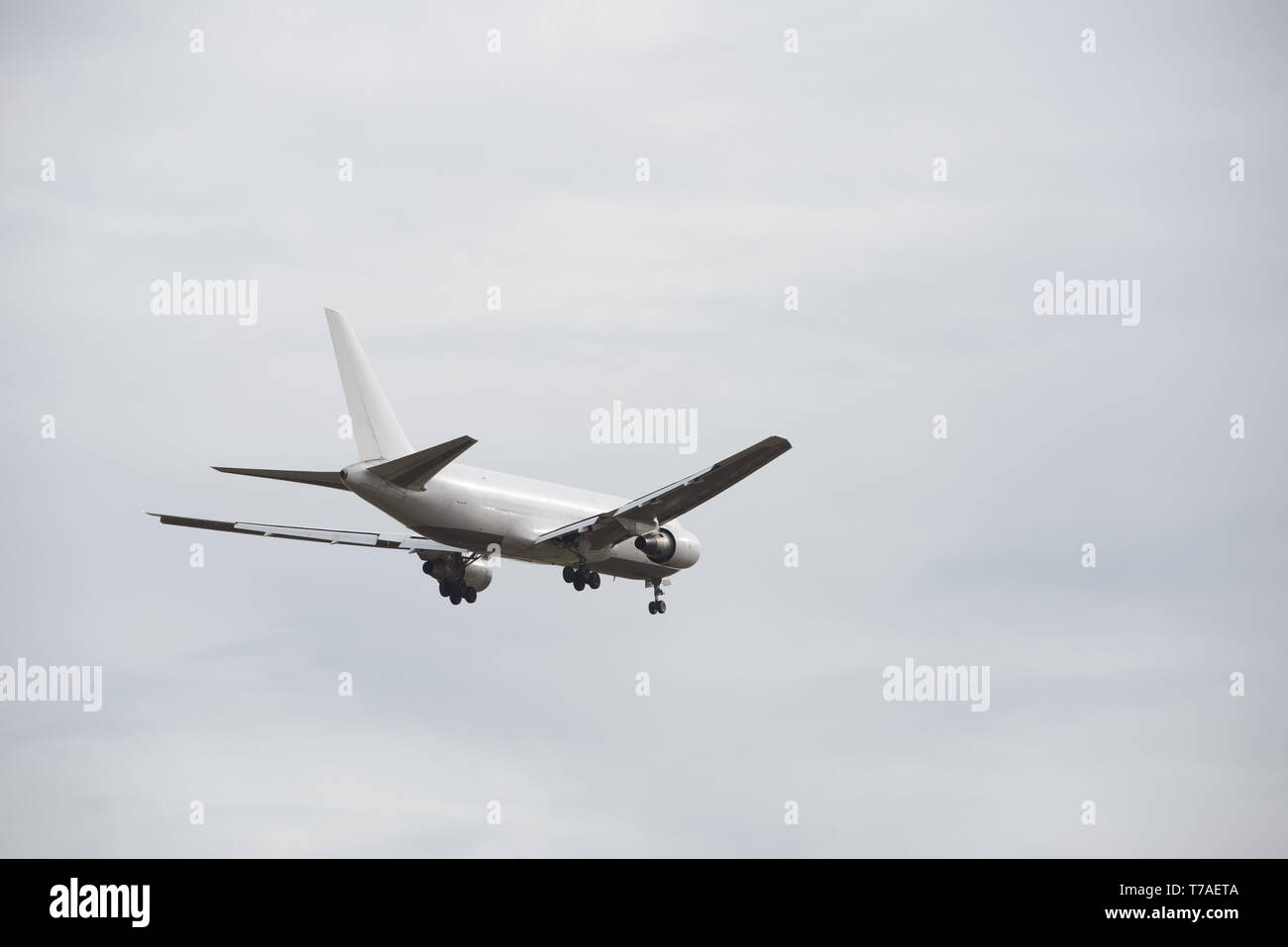 Eine weiße Düsengetriebene liner Landung in Sacramento Internationl Flughafen Fahrwerk an einem 3/4 Winkel mit viel Typ Raum. Stockfoto