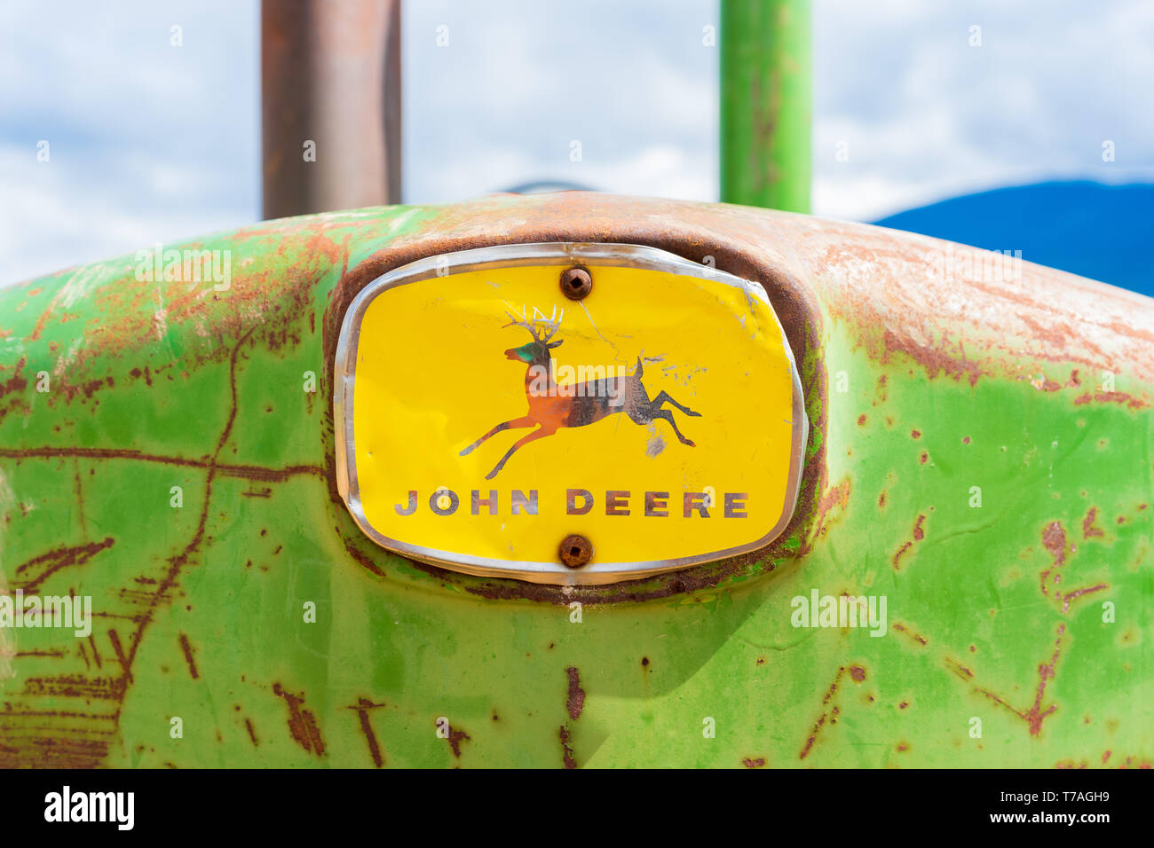Rusy, alte antike John Deere Traktor, Vorderteil mit der vollen Logo, zeigt die Hirsche und Wortmarke. Grün und Gelb Classic Tractor Farm Equipment c Stockfoto