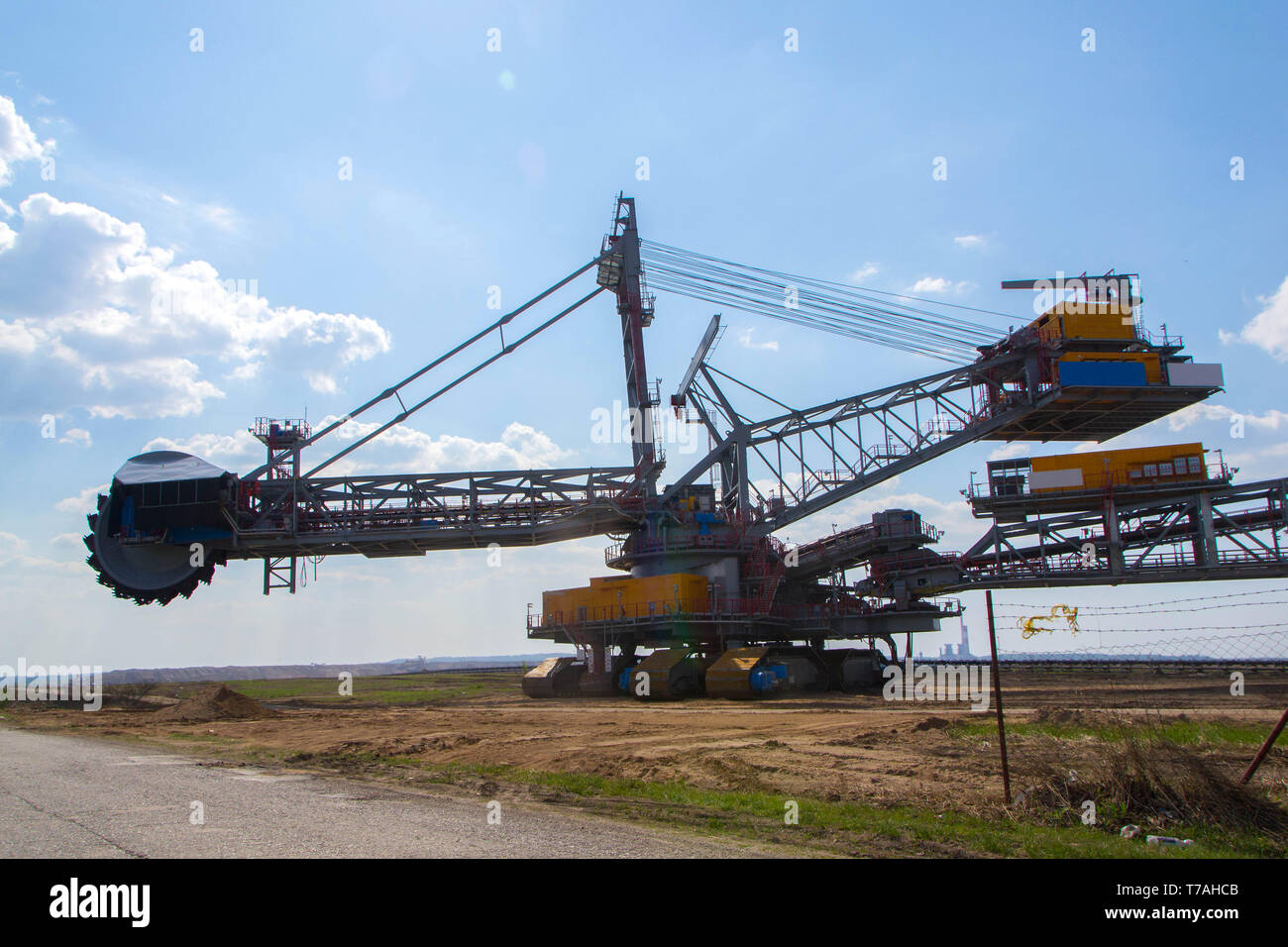 Ein braunkohletagebau Mine mit einem riesigen schaufelradbagger, einer der weltweit größten beweglichen land Fahrzeuge - Bild Stockfoto