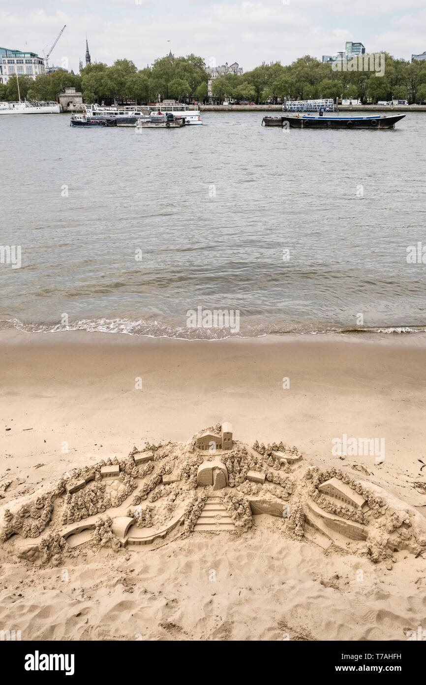 London, Großbritannien. Eine Sandskulptur auf Ernie's Beach, einem öffentlichen Strand an der Themse Vorland im Gabriel's Wharf, South Bank in der Nähe der Waterloo Bridge Stockfoto