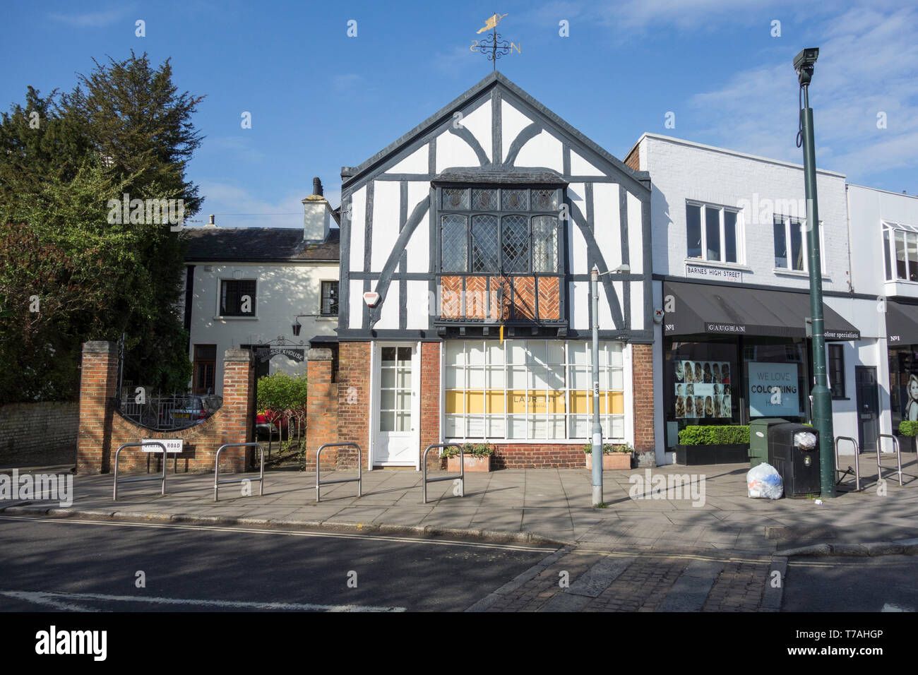 Das Äußere von Essex Lodge ein Fachwerkhaus auf Station Road, Barnes, London, SW13, Großbritannien Stockfoto