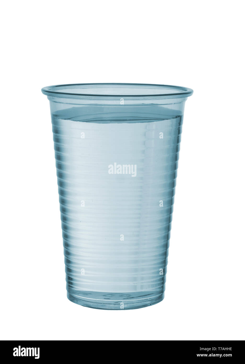 Kunststoff Becher Wasser auf weißem Hintergrund. Blau Stockfotografie