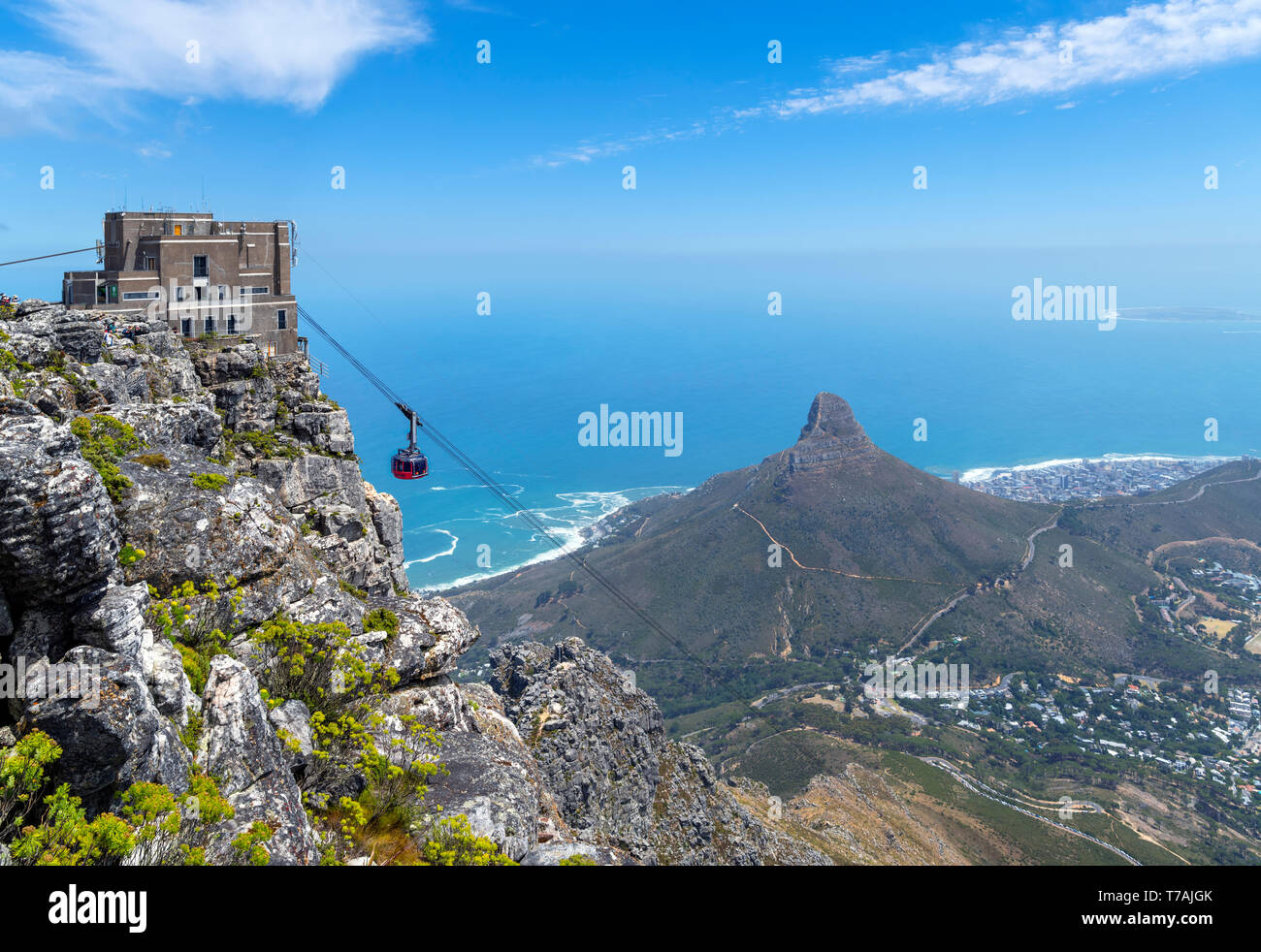 Blick vom Tafelberg mit Luftseilbahn im Vordergrund und Lion's Head, Signal Hill und Robben Island, Cape Town, Südafrika. Stockfoto