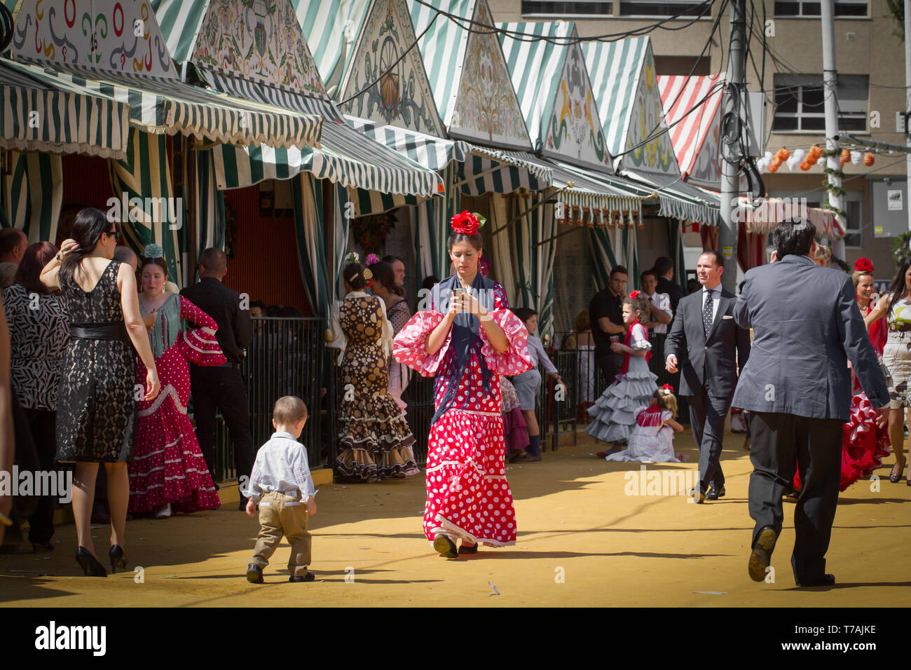 Sevilla, Spanien - Mai 2014 Frau in traditioneller Tracht an der Feria de Abril gekleidet im April in Sevilla, Spanien 2014 Stockfoto