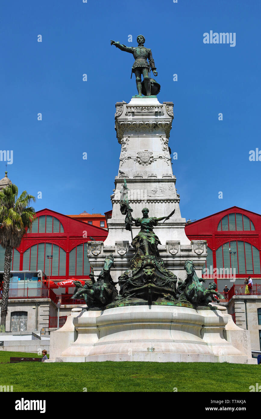 Der Mercado Ferreira Borges oder der Alte Markt mit der Statue von Heinrich dem Seefahrer in der Praca do Infante Dom Henrique, Porto, Portugal Stockfoto