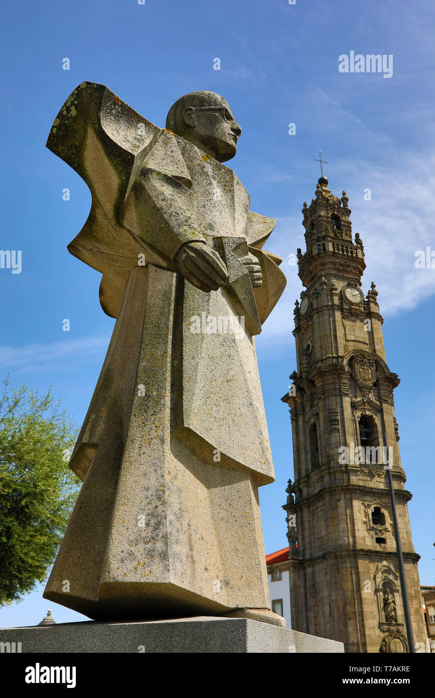 Statue von Antonio Ferreira Gomes und die Clerigos Turm in Porto, Portugal Stockfoto