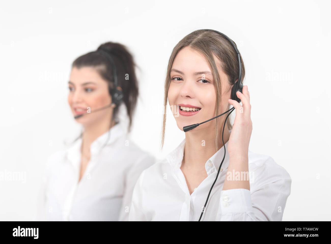 Weibliche Consulting Manager mit Headset auf hellen Hintergrund Stockfoto