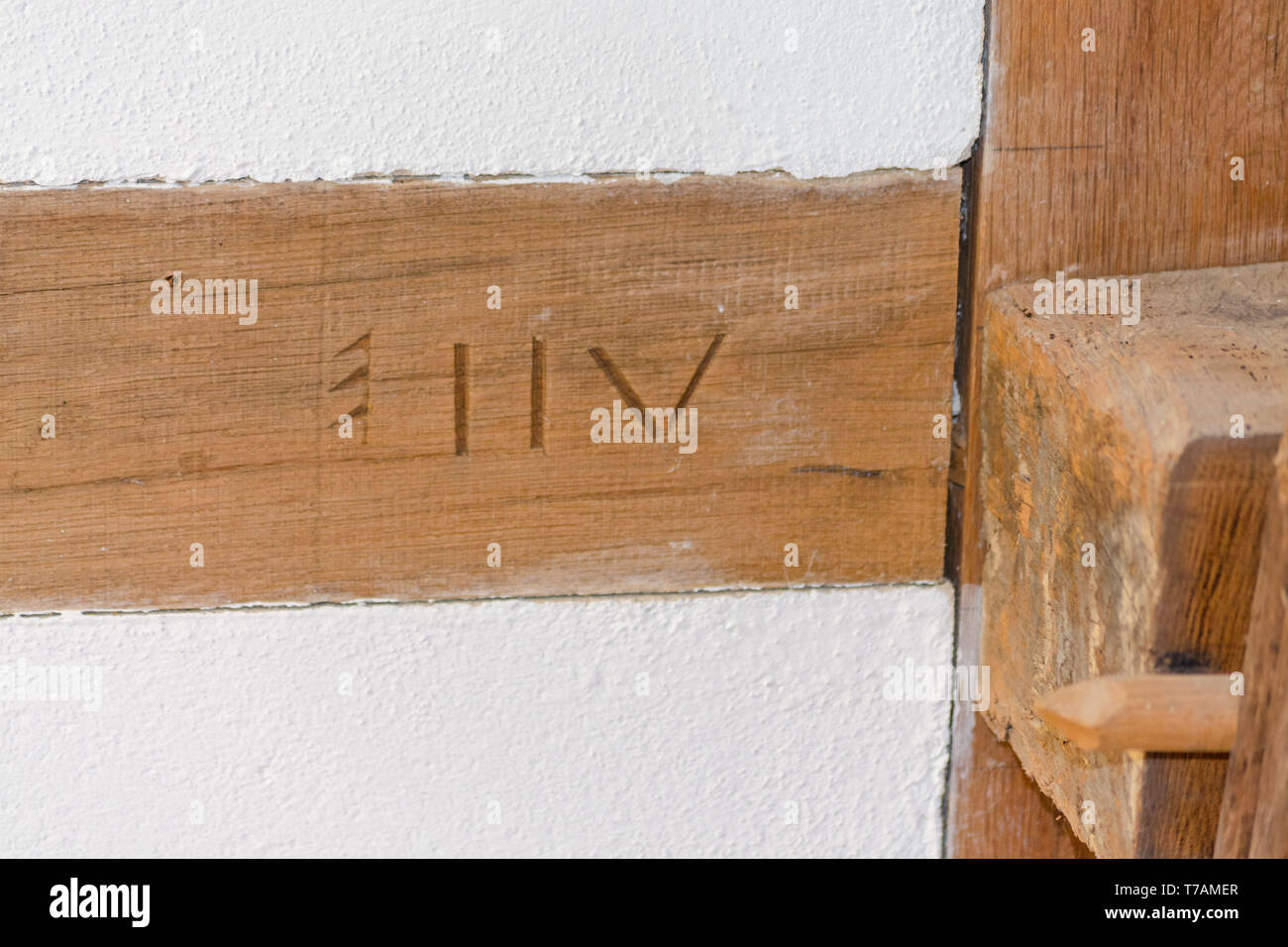 Alte historische Fachwerk Holzbalken mit Zeichen sogenannten Abbundzeichen - bundzeichen. Stockfoto