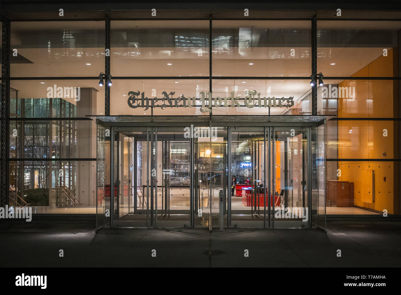 NEW YORK, USA - 22. FEBRUAR 2018: Haupteingang des berühmten New York Times in der Nacht in New York Stockfoto